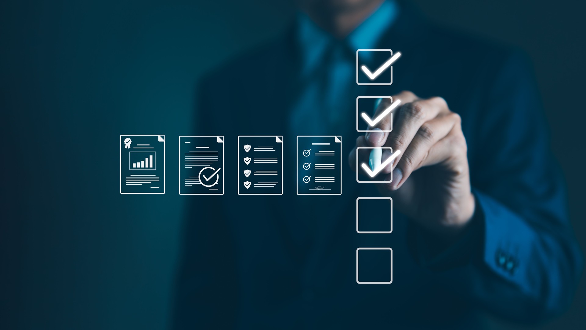 Qualitätssicherung und Dokumentenkontrolle mit Checklisten-Symbolen. Geschäftsmann markiert Punkte auf der digitalen Checkliste, die Qualitätssicherungs- und Dokumentenkontrollprozesse, Verifizierung und Compliance darstellen
