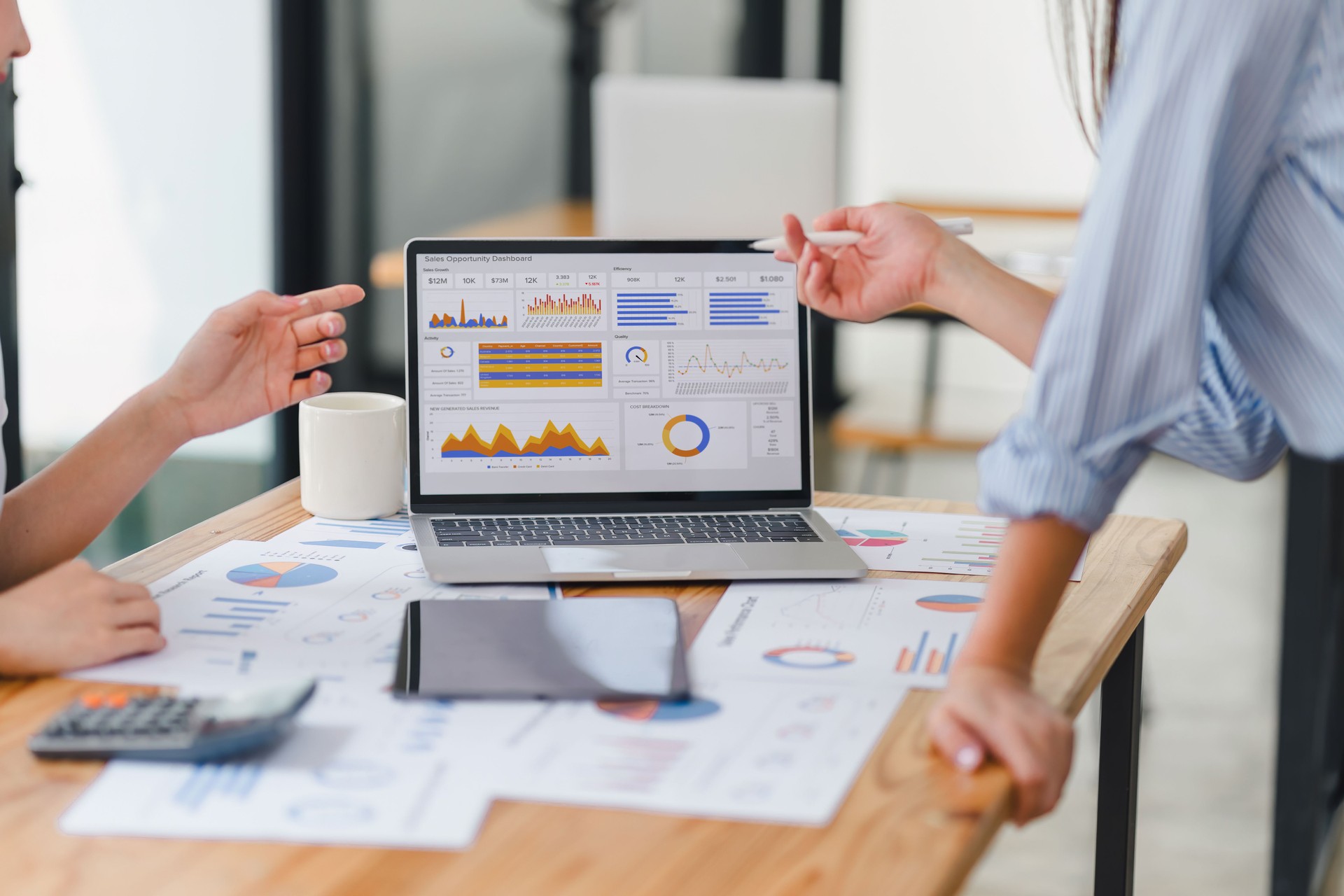 Zwei Datenanalysten arbeiten an einem Datenanalyse-Dashboard für die Geschäftsstrategie.