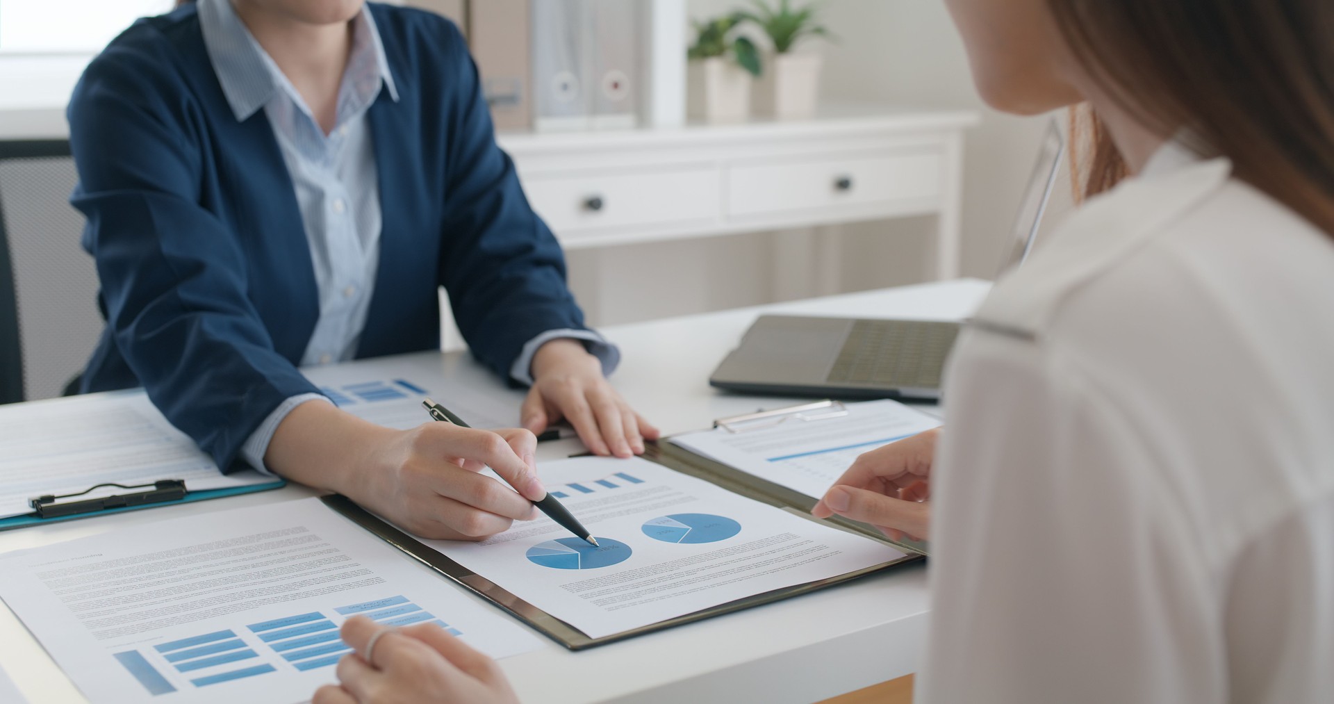 Asia Stock Trader Agent oder Sale Tax Loan Broker Advice Brief und Point Hand to Graph Report sprechen Sie mit dem Kunden am Schreibtisch und zeigen Sie Budget-Chart-Daten oder rechtliche Ergebnisse auf dem Antragsformular. Vertrauen Wille im Arbeitsplan.
