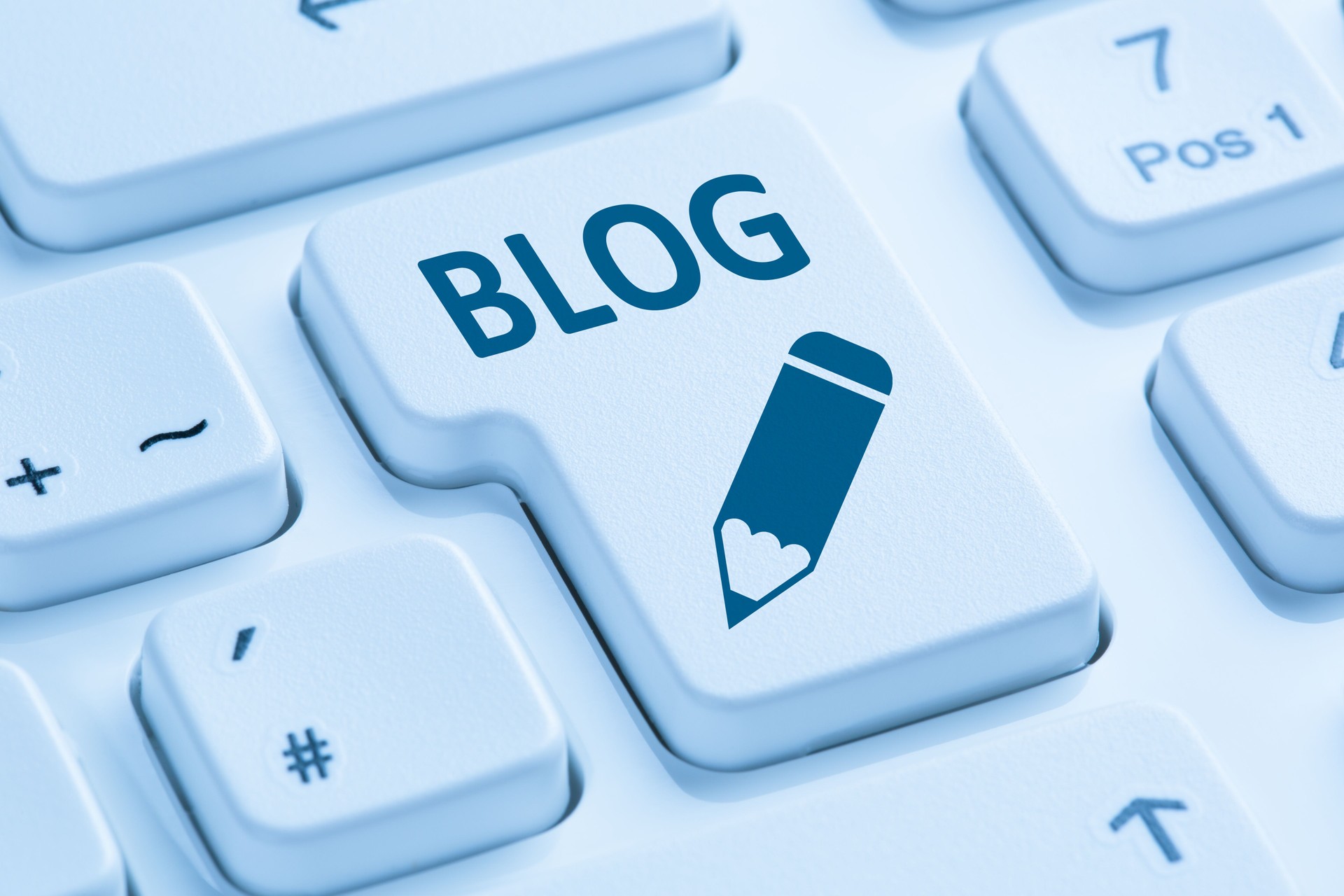 Blog schreiben online auf der Internet-blau Computer-Tastatur